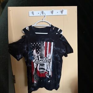 Fender adult men’s Large/women’s XL Black and Red Guitar Tee